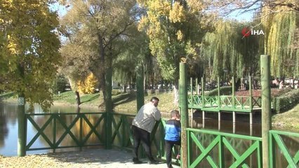 Kanlıkavak Parkı sonbaharın tüm güzellikleriyle görenleri hayran bırakıyor