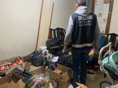 İstanbul'da 2 ton 322 kilogram kaçak nargile tütünü ele geçirildi