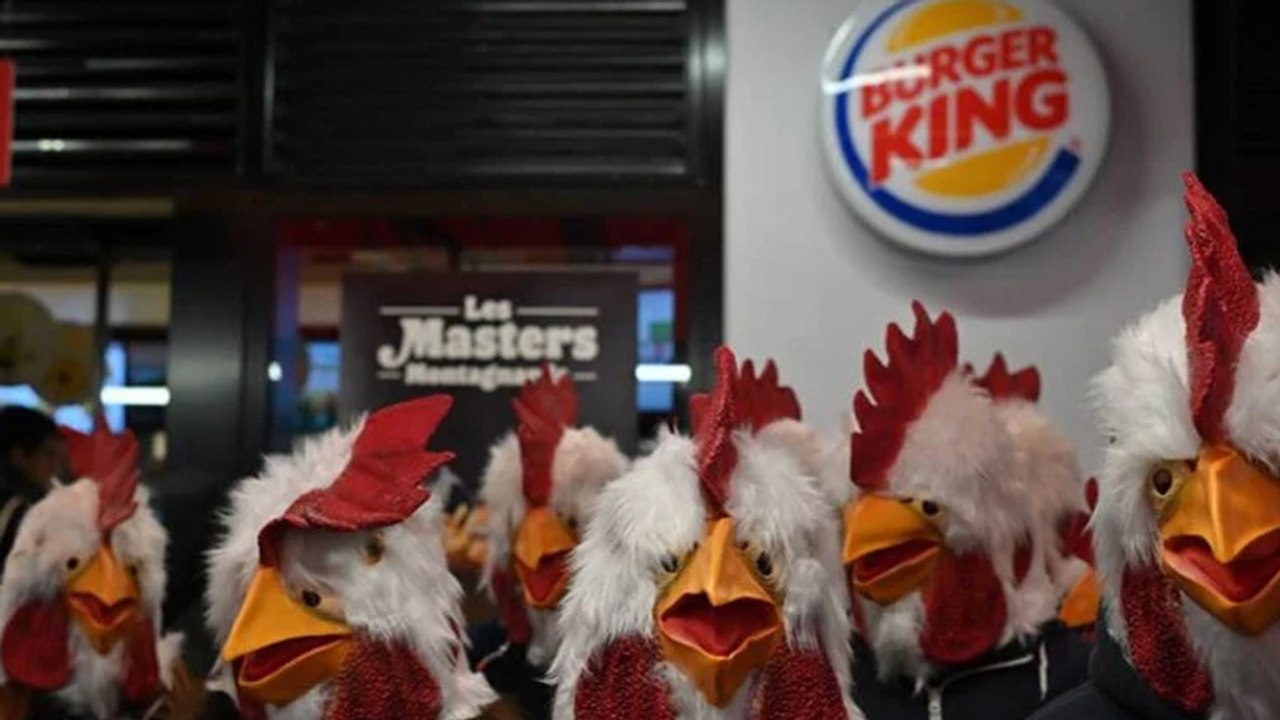Hayvan hakları savunucusu aktivistlerden eylem: Burger King'i 'tavuk' kostümleriyle bastılar