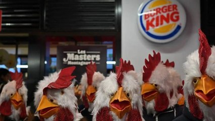 Hayvan hakları savunucusu aktivistlerden eylem: Burger King'i 'tavuk' kostümleriyle bastılar