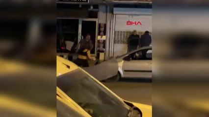 Dolmuşa çarptı, sinirlenip kendi otomobiline zarar verdi