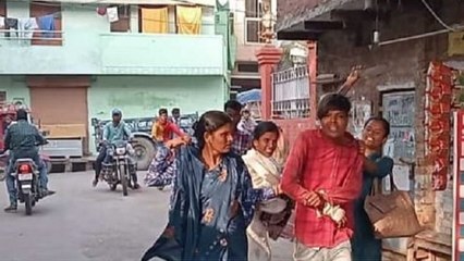 बेटी के आशिक की सरेराह चप्पलों से पिटाई, घसीटते, मारते थाने ले गईं