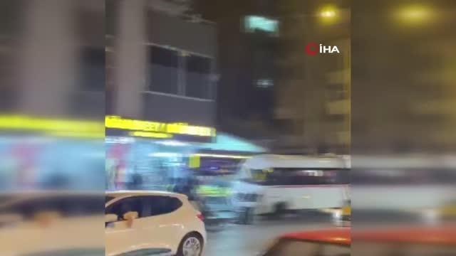 Kaza yapan kadın sürücü çılgına döndü, kendi aracını parçaladı