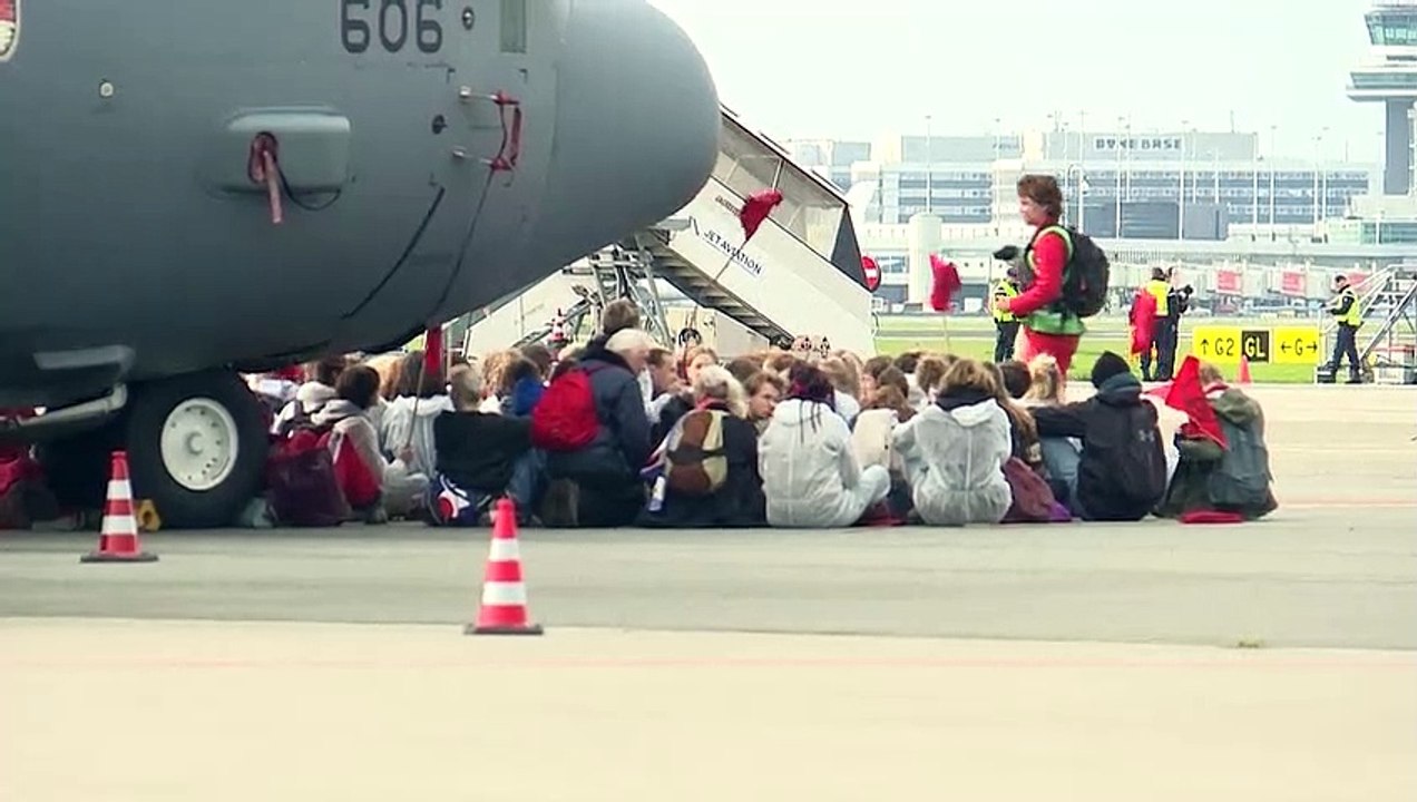 Klimaaktivisten blockieren Amsterdamer Flughafen Schiphol