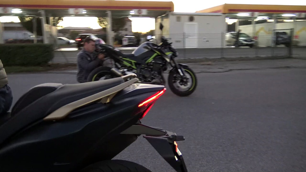 T MAX 560 TECH MAX Vs KAWASAKI Z900 WORKING FAST