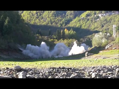 Il crollo (programmato) del ponte Morandi a Vagli (Lucca)