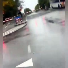 Hollanda'da tren, otobüsü böyle biçti