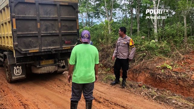 Polsek Kelumpang Selatan Kotabaru Kalsel Melakukan Perawatan Jalan