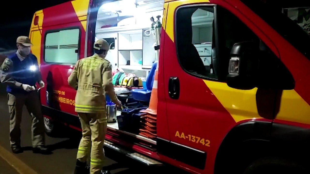 Motociclista fica ferido ao ‘rampar’ quebra-molas e colidir em carro estacionado