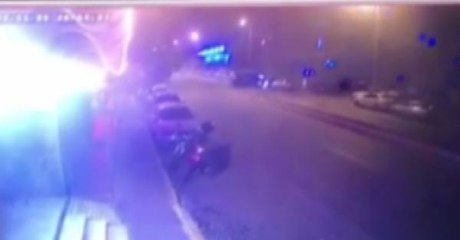 TAKLA ATAN OTOMOBİL 3 ARACA ÇARPTI; KAZA KAMERADA