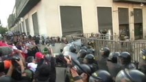 'Castillo fuera': Manifestantes antigubernamentales se enfrentan a la Policía peruana