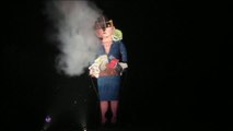 Prenden fuego a la efigie de la ex primera ministra británica Liz Truss durante las celebraciones de la noche de las hogueras