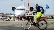 Les images folles de l'action de Greenpeace et XR sur le tarmac de l'aéroport d'Amsterdam