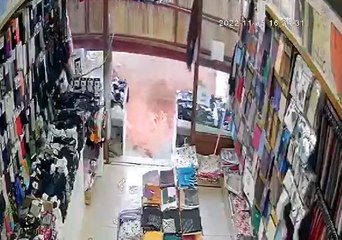 ELAZIĞ'DA 3'Ü ÇOCUK 5 KİŞİ, ÇÖKEN SUNDURMANIN ALTINDA KALMAKTAN SANİYELERLE KURTULMUŞ