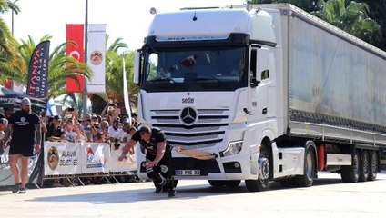 Dünyanın en güçlü adamlarının tonlarca ağırlıktaki tır çekme yarışı nefesleri kesti