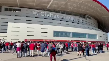 Parte de la afición del Atlético no entra al estadio en modo protesta