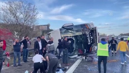 Anadolu Otoyolu'nun Bolu kesiminde yolcu otobüsü devrildi, 3 kişi öldü, 32 kişi yaralandı