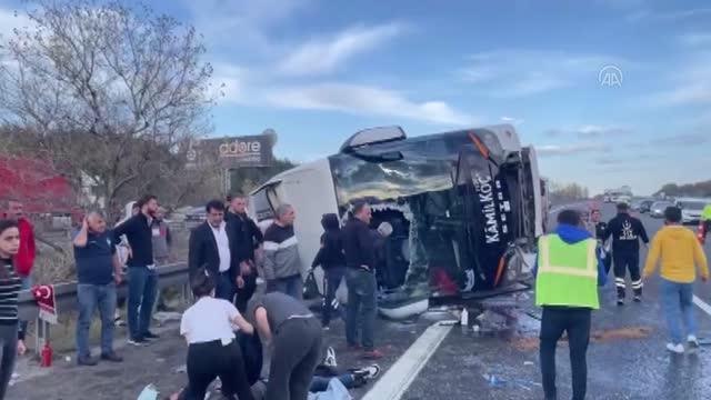 Anadolu Otoyolu'nun Bolu kesiminde yolcu otobüsü devrildi, 3 kişi öldü, 32 kişi yaralandı