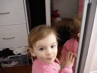 Sophia qui fait un bisou a son reflet!