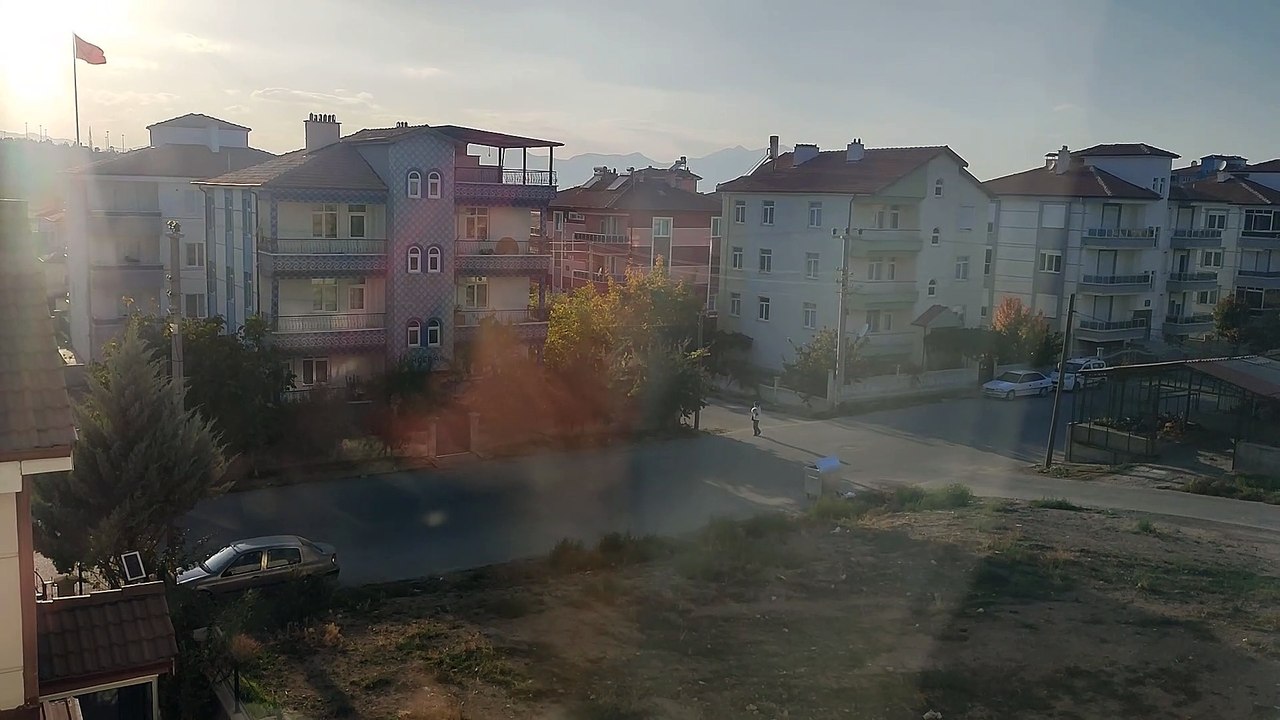 Güneşi arkasına alan dev Türk bayrağı görülen gurur