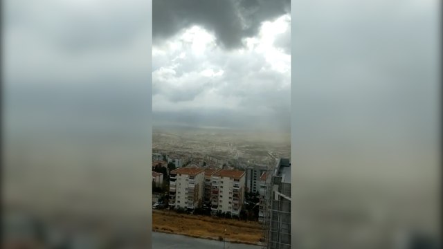 İzmir'i toz bulutları kapladı