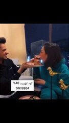 انسجام عايض يوسف وهبة الحسين أثناء تناول قطعة حلوى