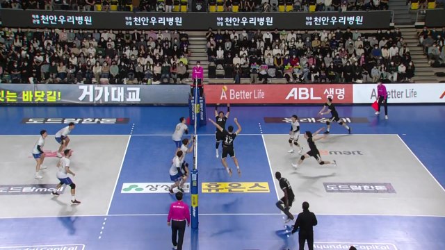 현대캐피탈, 짜릿한 역전승으로 2위 도약 / YTN