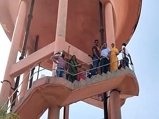 video: चोरी, लूटपाट के विरोध में पानी की टंकी पर चढ़ी विधायक