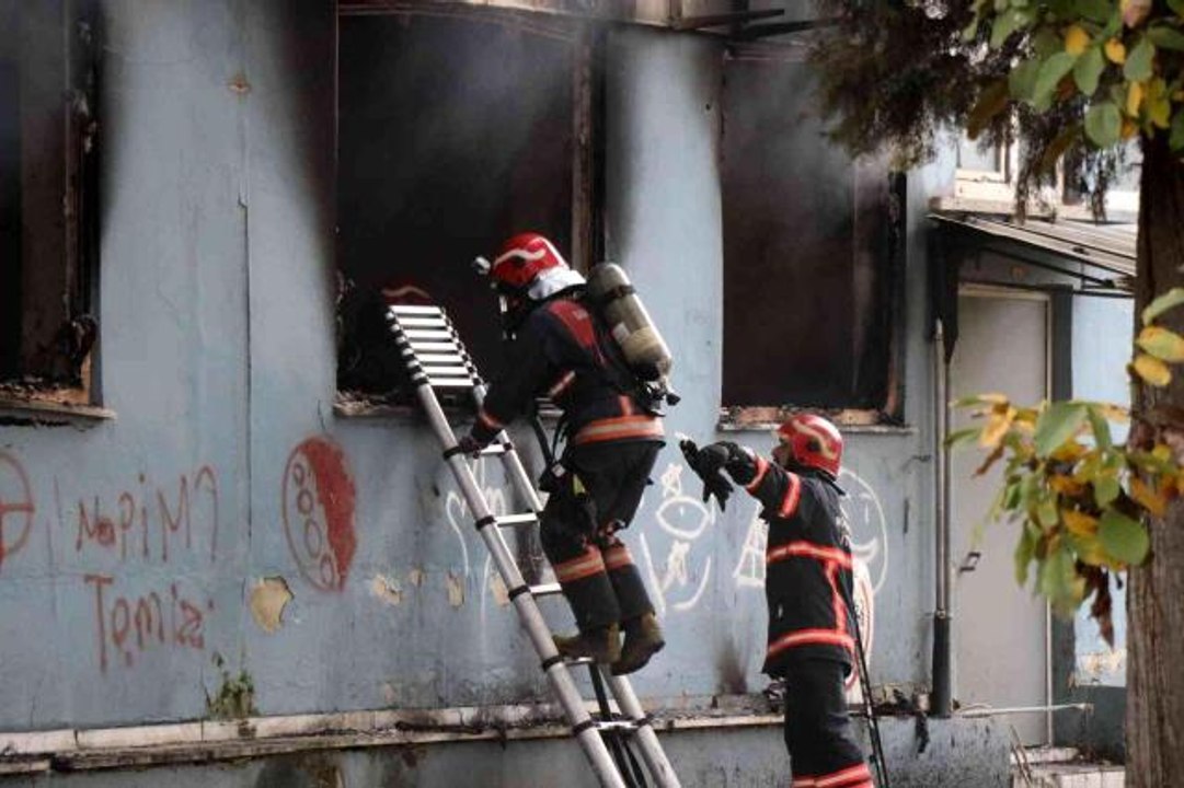 Yıkılan okulun metruk spor salonu alev alev yandı