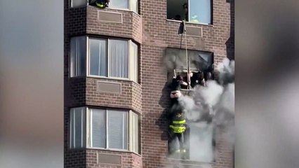 Müthiş kurtarma operasyonu! Evi yanan aileyi ölümün kıyısından çekip çıkardılar