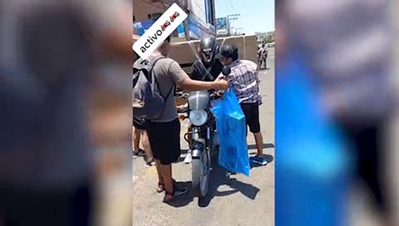 Santa Cruz: Motociclista se deja pegar cinta adhesiva para transportar un televisor