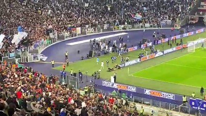 Roma - Lazio, la squadra si prende l'abbraccio della Nord!