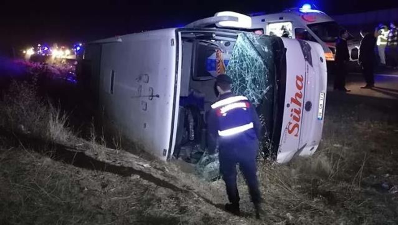 Yeniden Refah Partilileri taşıyan otobüs, Ankara-Kayseri karayolunda şarampole devrildi: 17 kişi yaralandı