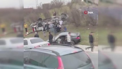 TEM Otoyolunda Porche ile servis minibüsü çarpıştı: 4 yaralı
