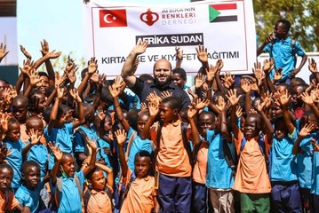 Afrika'nın Renkleri Derneği, Sudan'da 320 çocuğa giysi ve kırtasiye malzemesi dağıttı