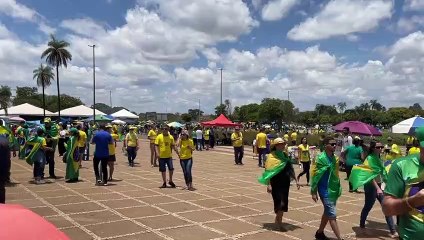 Apoiadores do presidente Bolsonaro participam de ato no QG do Exército, em Brasília