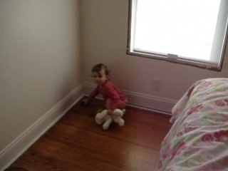 Sophia qui fait un bisou a son doggy!