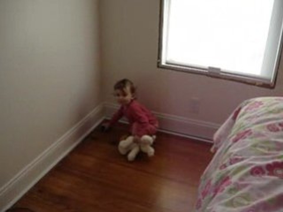 Sophia qui fait un bisou a son doggy!