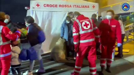 Tải video: Migranti, nave Geo Barents a Catania: sbarco per 357 persone - Video