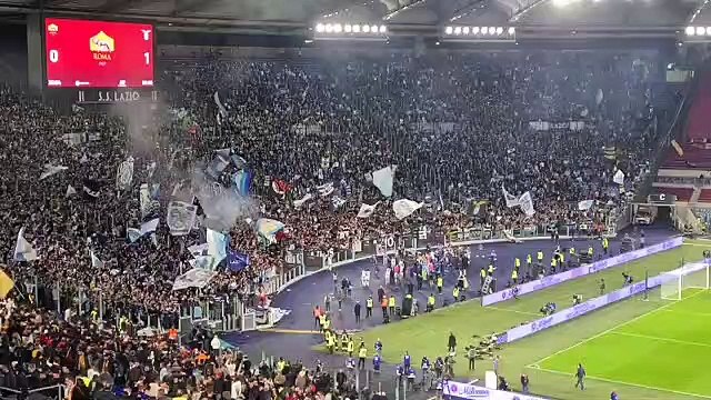 Roma - Lazio, il derby è tuo! Folli festeggiamenti sotto la Nord