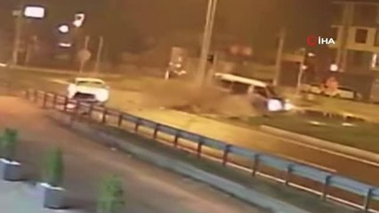 Otomobil ile minibüs çarpıştı, kendisini unutup diğer sürücüye böyle koştu