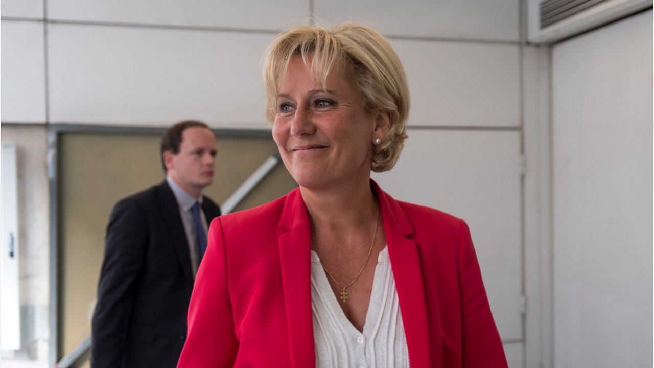 GALA VIDEO - Nadine Morano en “petit uniforme et chapeau” : cette étonnante anecdote sur son enfance