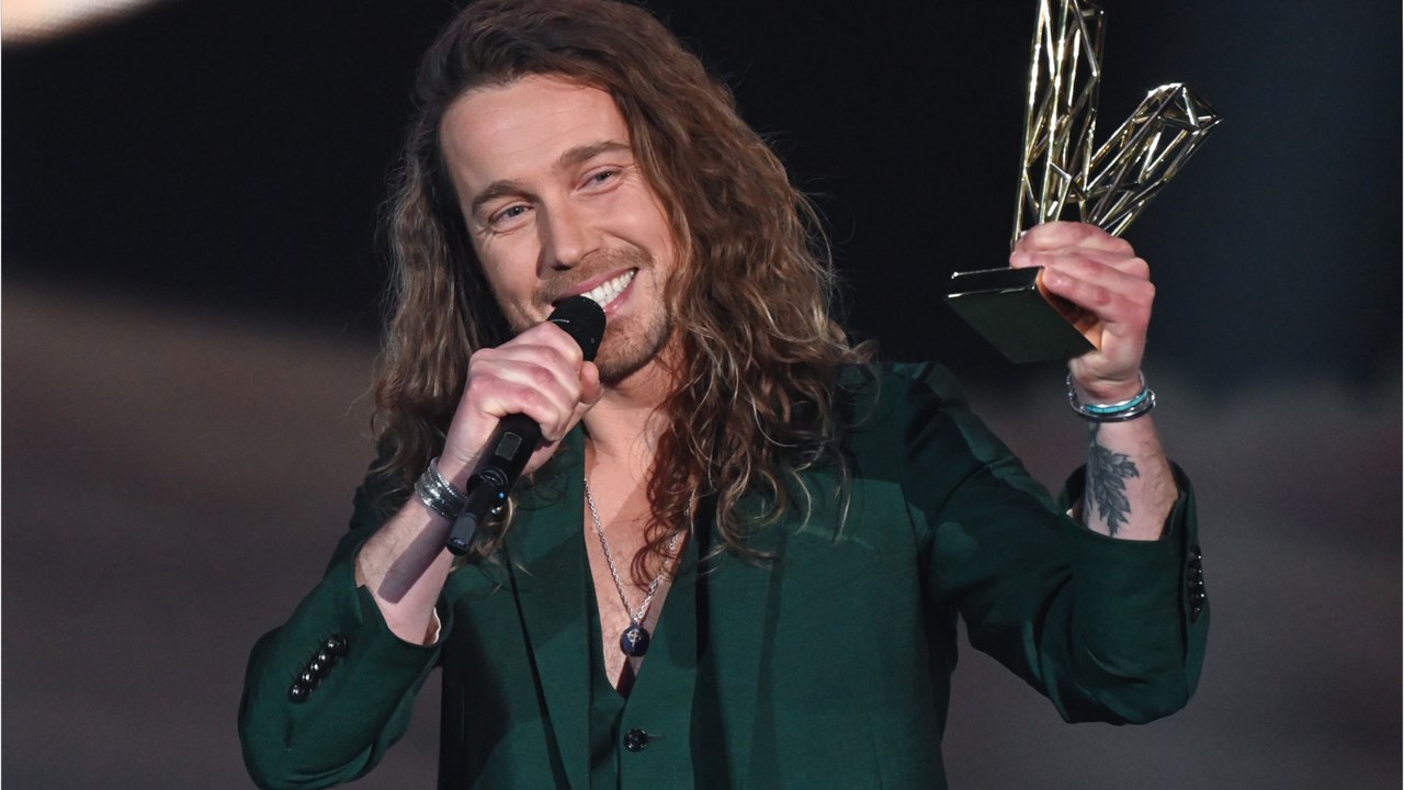 Voici - Julien Doré de passage à la clinique vétérinaire pour son chien Jean-Marc