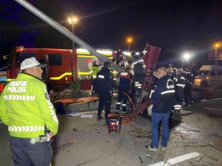 Otomobil aydınlatma direğine çarptı: 1 ölü