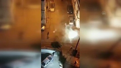 İki grup birbirine havai fişek attı