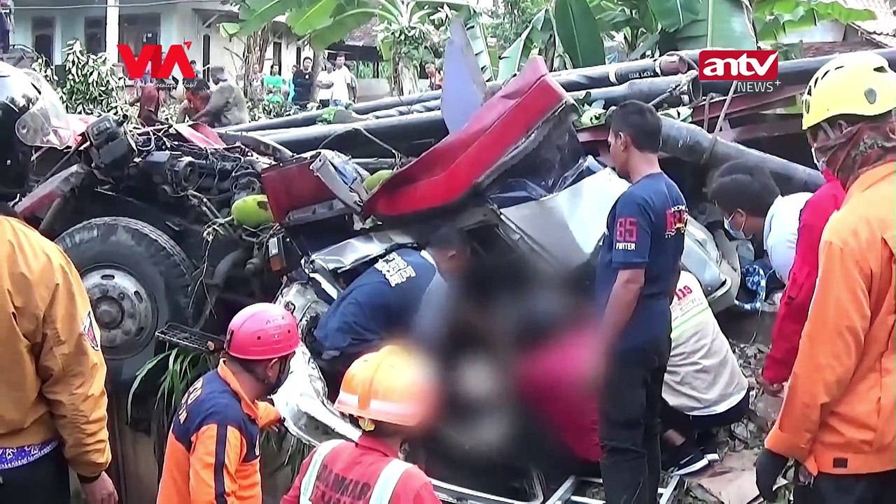 TRUK KONTAINER TABRAK POHON BESAR