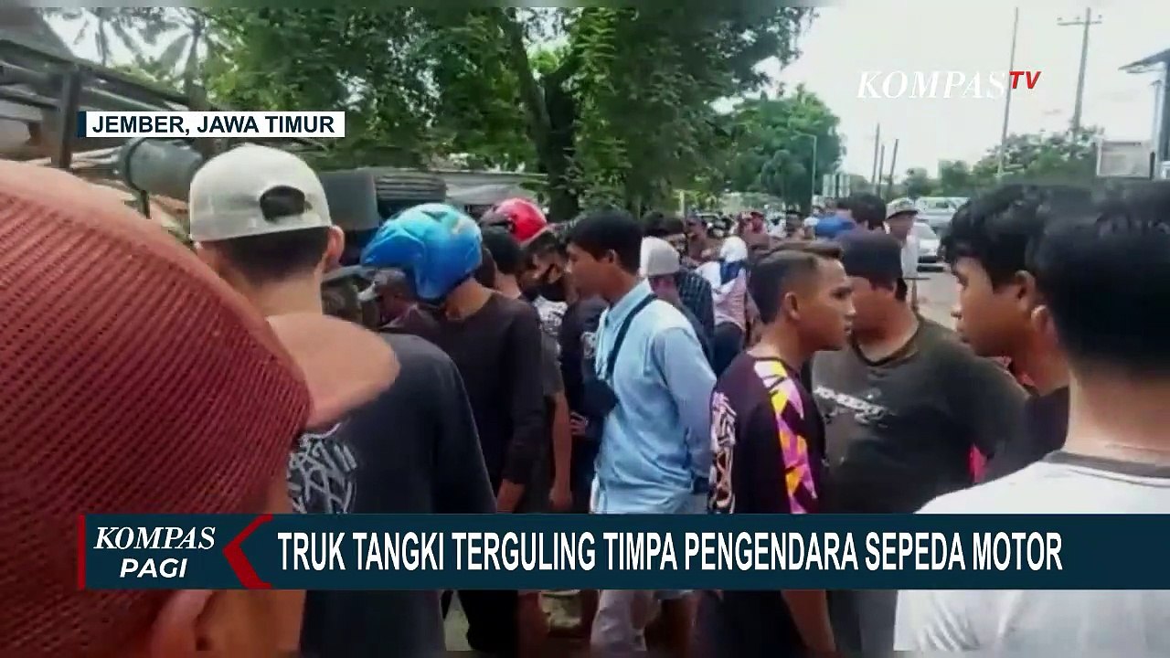 Truk Tangki Bermuatan Semen 60 Ton Terguling dan Timpa Pengendara Motor