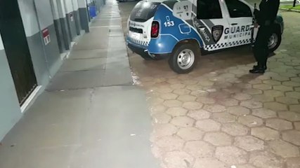 Mulher é conduzida a delegacia após dirigir embriagada e colidir contra portão de residência