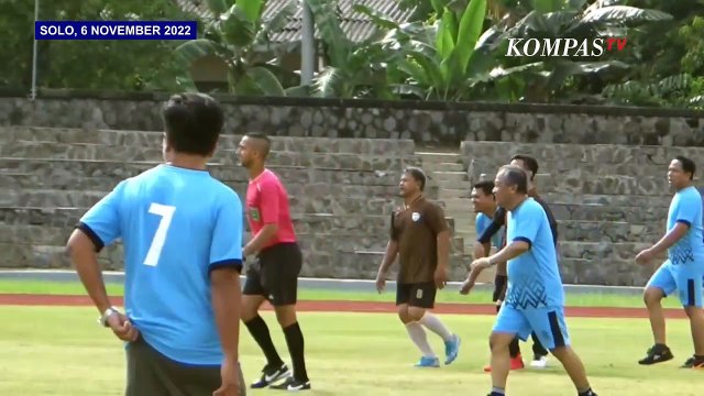 Saat Menko PMK Main Bola Bareng Wali Kota Gibran Rakabuming Raka di Solo