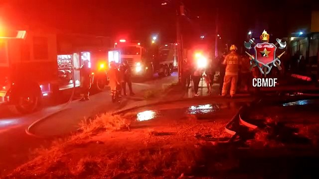 Bombeiros trabalham para conter incêndio em prédio de Sobradinho